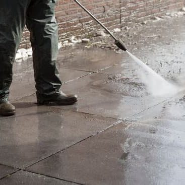 Mitarbeiter bei der Installation von Solarpanelen und Reinigung einer Dachrinne.