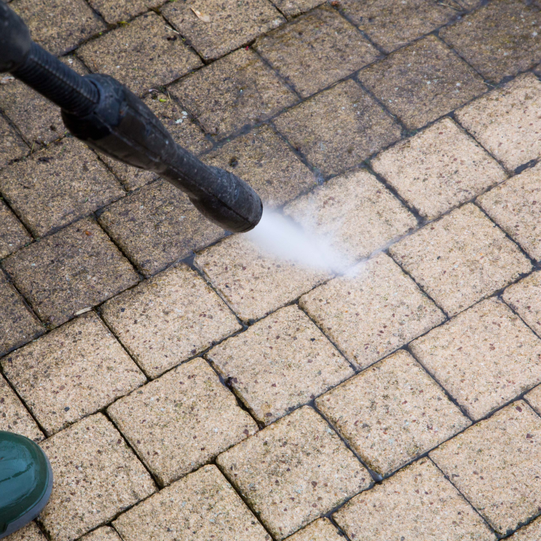 Steinreinigung in Metzingen auf Pflasterfläche mit Hochdrucktechnik