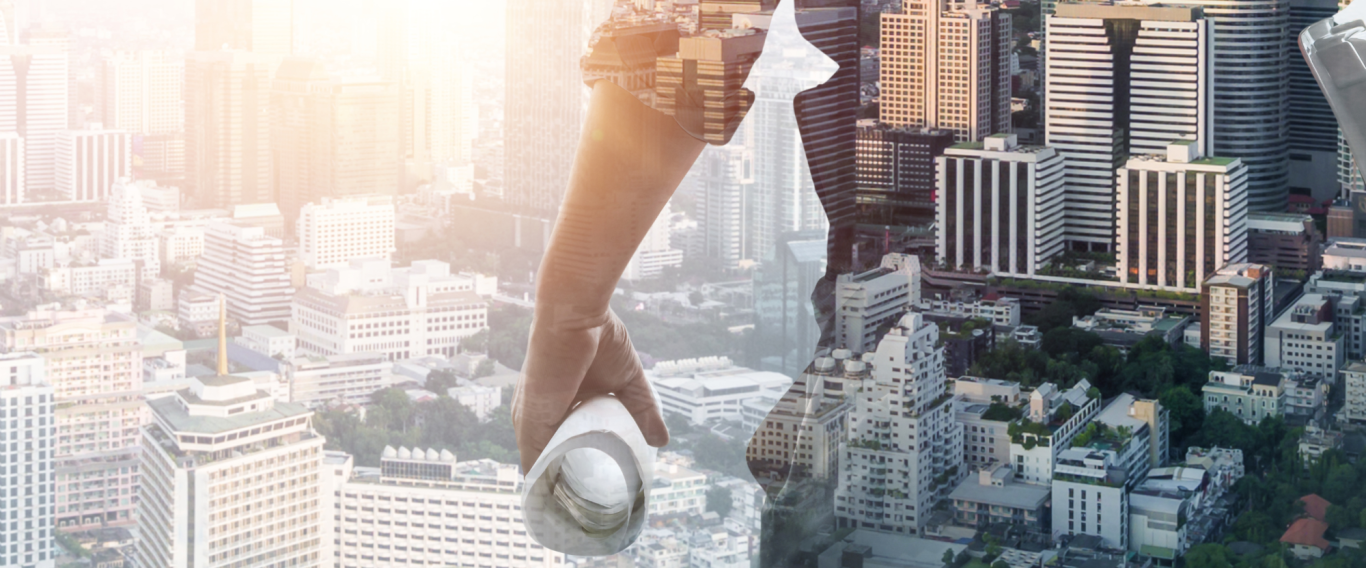 Eine Hand hält eine Kugel über einer Stadtansicht mit hohen Gebäuden.